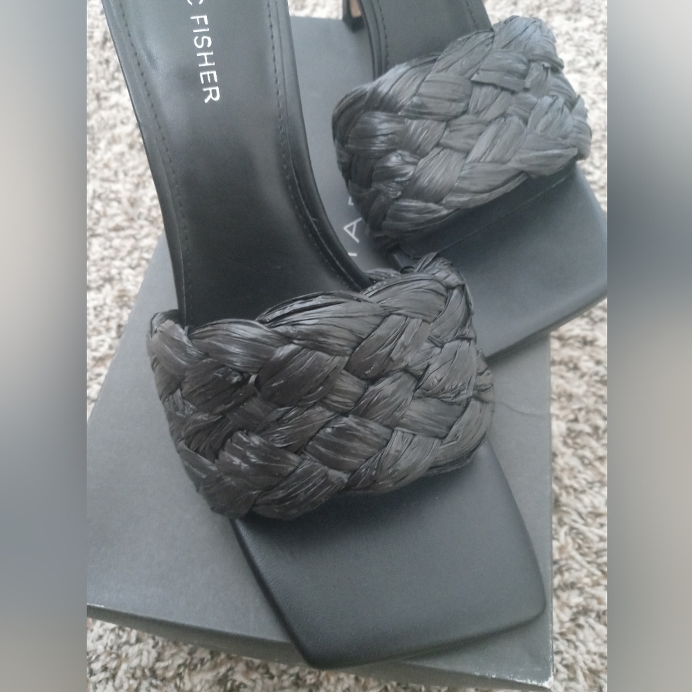 Women Shoes - Picture 2 of 3